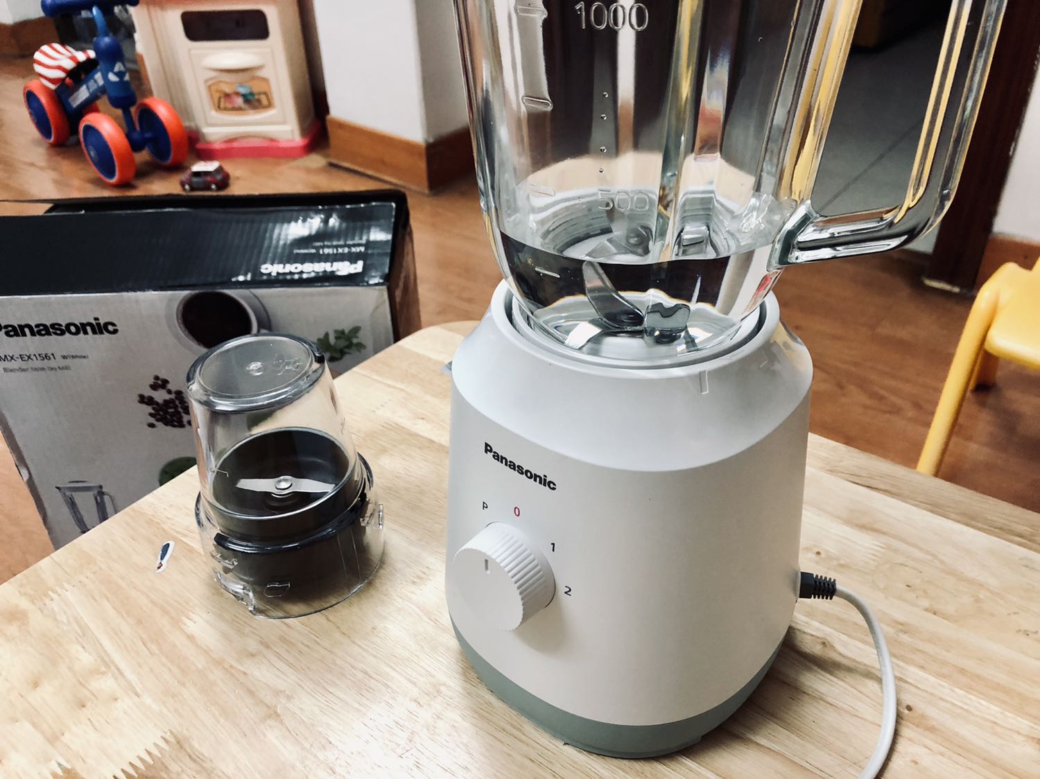 Rất hài lòng với sản phầm này của Panasonic. Kiểu dáng trang nhã, thiết kế tối giản. Mẹ tôi rất thích vì nó dễ điều khiển như tăng giảm quạt. Công suất 290-300W không phải quá mạnh nhưng bù lại có cối xay thuỷ tinh rất đẹp, sạch sẽ. Dùng vào nhu cầu cơ bản được. Cảm ơn Quý công ty.