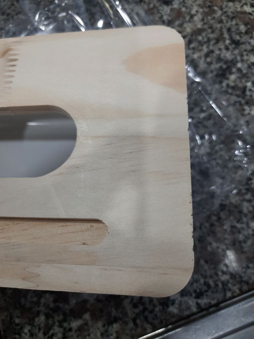 Sản phẩm dù rẻ hơn cũng không nên mua.
- Gia công sơ xài, gỗ ko dc mài nhẵn
- Nắp ko khít với kích thước hộp
- Hoàn toàn ko thể gác được điện thoại