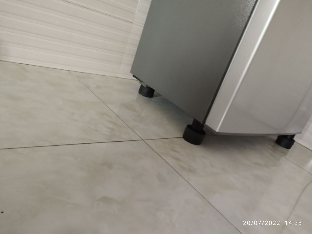 thất vọng chỉ là 4 cục cao su đặc không khác gì kê miếng gỗ còn đẹp hơn nhưng chỉ vừa hai chân sau còn hai chân trước không vừa phải lật ngược không có lò so chống đứng cho máy giặt nếu mua vé kê máy giặt không nên mua