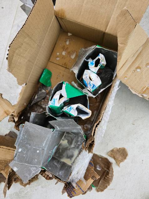 Vận chuyển quăng quật thế nào mà bị thủng mất vài hộp ạ. Hỏng mà còn mất thời gian vệ sinh.