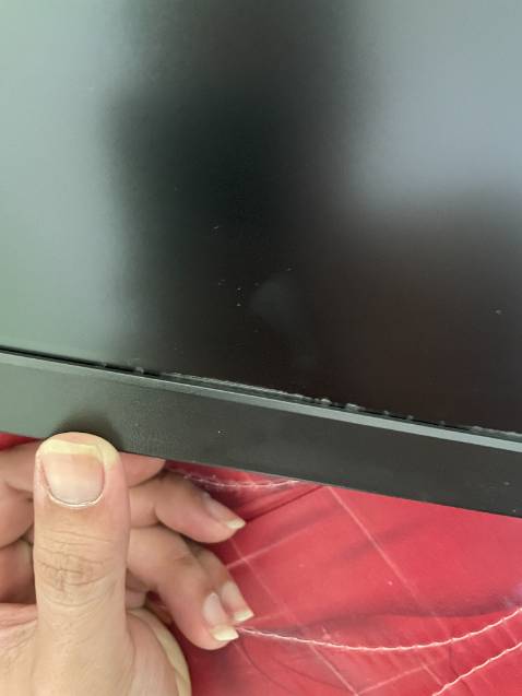 Màn hình hiển thị tốt, vỏ nhựa hơi ọp ẹp và hôi mùi nhựa nồng. Viền dưới màn hình có vết nhưng bong keo ko ảnh hưởng lắm nhưng nhìn hơi mất thẩm mỹ. So với tầm giá thì khá oke.