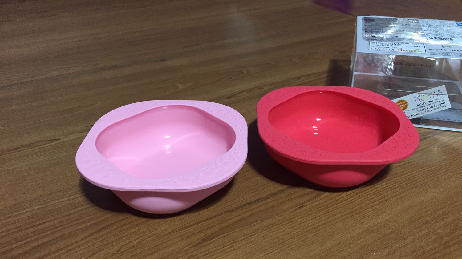 Silicon chất lượng, nhỏ vừa cho bé ăn, màu rất đẹp nha!