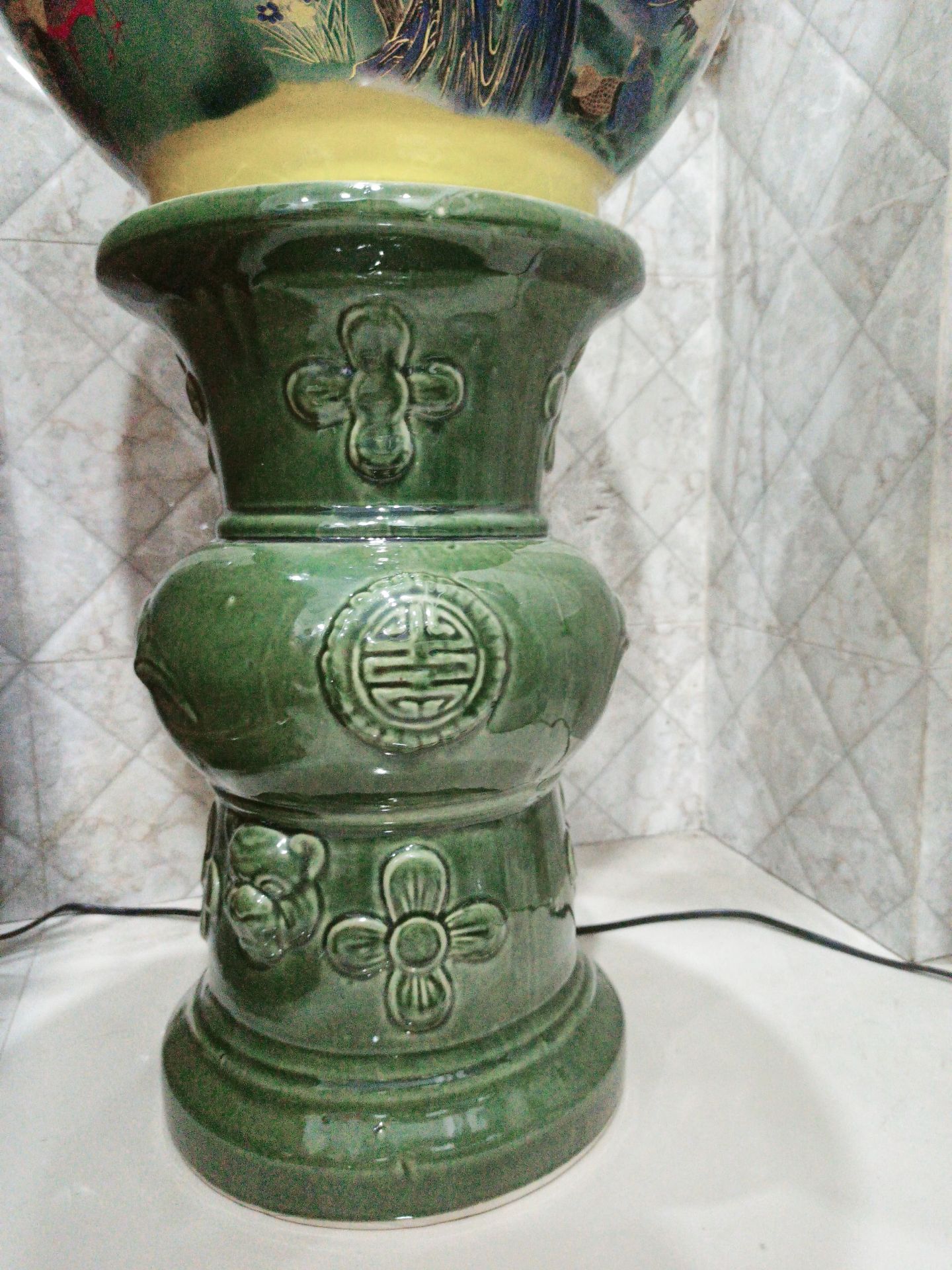 Đôn rất đẹp, chắc chắn, sắc nét, màu xanh lá nhã nhặn ! Đôn rất đẹp, chắc chắn, sắc nét, màu xanh lá nhã nhặn !