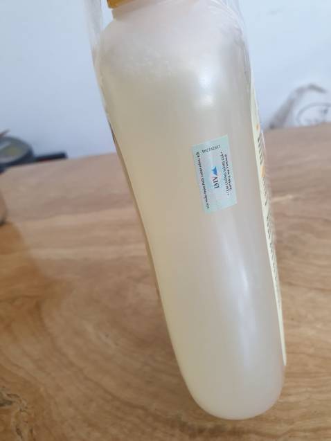 Shop giao hàng nhanh, sản phẩm đóng gói rất cẩn thận và chắc chắn, tuy là bao bì có hơi dơ một tí. Sản phẩm mình sử dụng cả cho trẻ em và thiếu niên thì luôn tốt nhé, những bạn nào có làn da quá nhạy cảm, dễ kích ứng thì nên sử dụng em này. Không gây rụng tóc, xơ rối, tổn thương da đầu và thơm lắm!