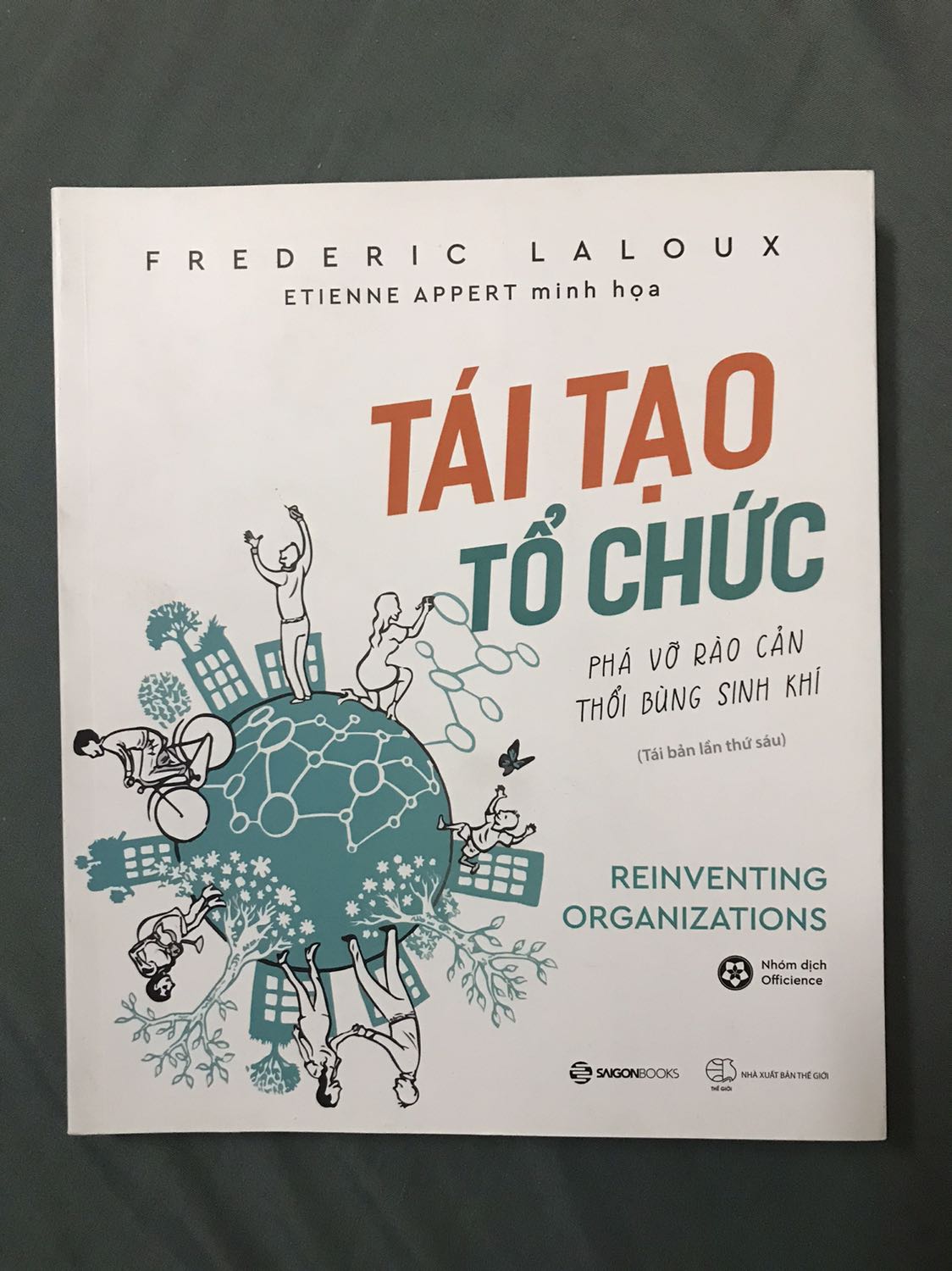 Sách bảo quản không tốt. Bìa bị gập nhăn.