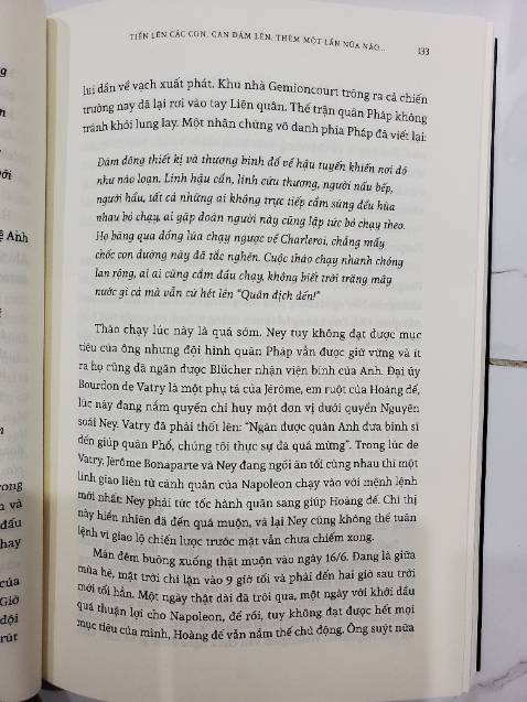 Sách hay. Miêu tả chi tiết trận đánh. Đọc sách cảm nhận như được sống trong giây phút của trận đánh. Góc nhìn rộng, cuốn hút, không đơn thuần là kể sử.