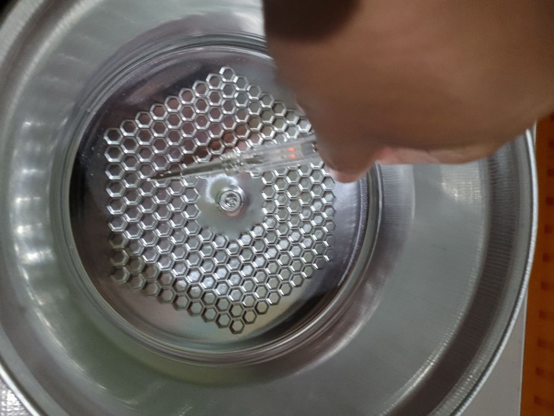 nồi nhìn đẹp, vỏ nồi sờ vào thấy rân rân nhẹ, tăng tăng nhẹ tay, lấy bút thử điện thấy có điện sáng ở bút thử. hỏi shop shop kêu bình thường? tiki làm trọng tài xem sao? nên xử lý thế nào tiki? vậy là bình thường hay bất thường, khách hàng hơi sợ điện giật quá? tiki hay hãng sản xuất giải thích nhé?