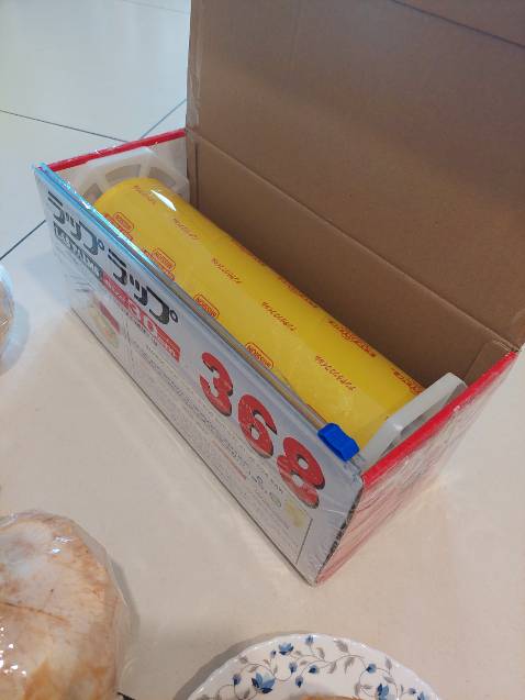 Màng mỏng nhẹ, dẻo, dính tốt, xài ổn hơn nhiều so với nhãn hàng khác