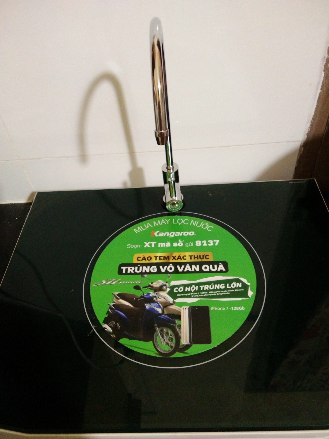 Mình đặt mua sản phẩm từ ngày 7/12 nhưng phải đổi trả sản phẩm tới hai lần mới được giao máy mới vào ngày 30/12. Lần đầu thì giao máy bị móp, gãy trục dưới cửa, lần thứ 2 thì giao lại máy đổi trả về.
Về chất lượng sản phẩm thì mới lắp đặt chưa nối ống nước vào nên cũng chưa biết sử dụng thế nào. Nhưng nhìn chung Tiki có chế độ đổi trả bảo hành tốt và sản phẩm hình thức khá đẹp.
Tính cho 3 sao thôi nhưng thêm 1 sao vì bạn chăm sóc khách hàng nói chuyện dễ thương, Tiki cũng hay có chương trình khuyến mãi.