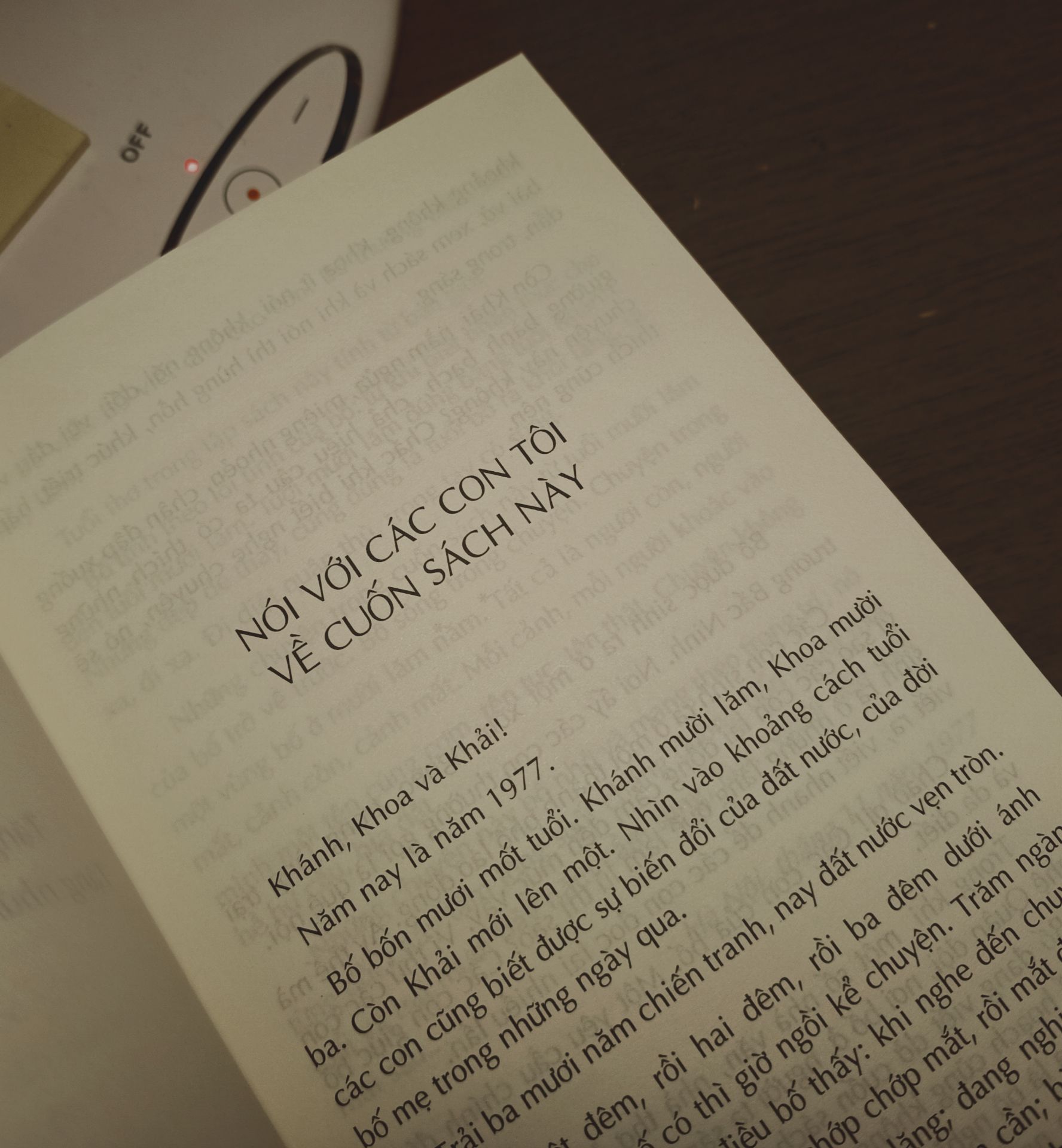 "Tuổi thơ trong tập sách này tính từ bao giờ?
Bố tính theo lối tính của bố: Từ khi biết nhận thức cho đến tuổi mười lăm. Tuổi mười lăm đúng bằng tuổi Khánh. Nhưng đẹp đẽ thay, cũng đúng là tuổi bố ra khỏi làng, đi xa đi xa. Đi diệt quân thù, trong tay có súng."
Yêu tập sách từ lúc lớp 8 học bài Lao xao, mình vẫn luôn chờ duyên để được ẵm quyển sách trên tay về. Những ngày tháng đồng quê Việt Nam mộc mạc một thời đã qua được sống dậy trong trang sách Duy Khán. Một tâm hồn theo đuổi và nâng niu những giá trị xưa cũ được thoả mãn tắm mát, no nê trong dòng hồi ức ngọt ngào, đau thương. Một thời đã qua, một thời để nhớ!