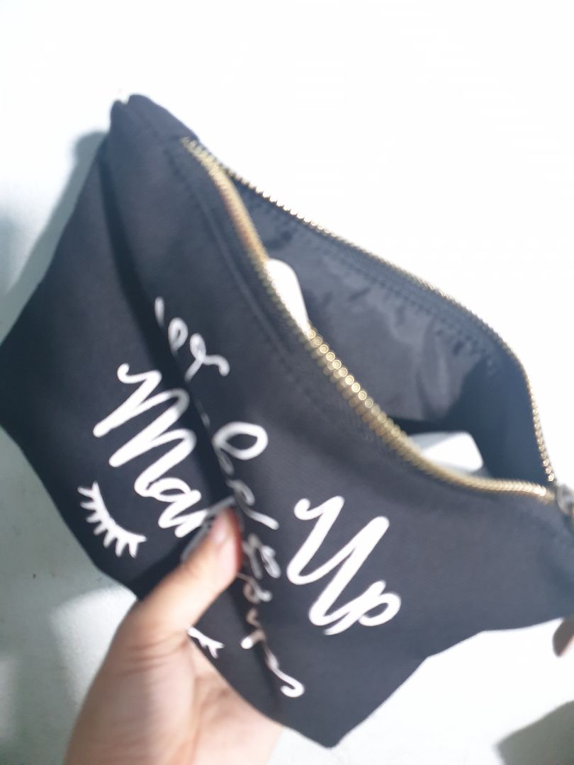 Túi nhỏ xinh nhưng đựng được rất nhiều mĩ phẩm ,tiện lợi cho mình mang theo.