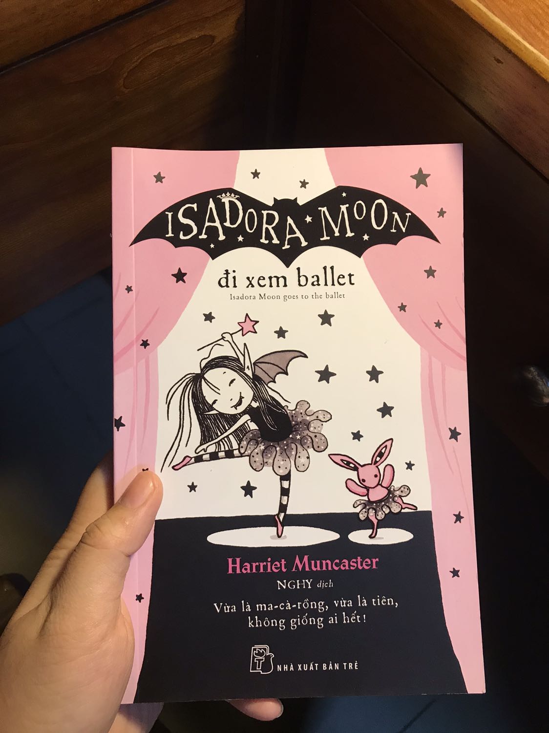 Sách rất dễ thương. Hình minh hoạ nhiều, cưng xỉu. Mình già rồi mà đọc vẫn thích.