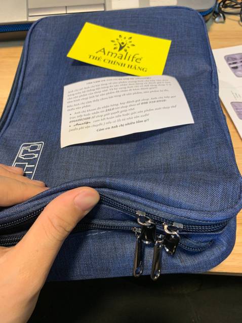 ui, tui này 2 ngăn, có 2 đường khóa, chứ ko phải 1 đường khóa như cái lần trc mình mua, nhiều chỗ đựng quá :D
màu xanh rất đẹp, cái này đi du lịch rất ok, ngăn to có thể cho giấy tờ nhỏ gọn và những thứ lặt vặt.