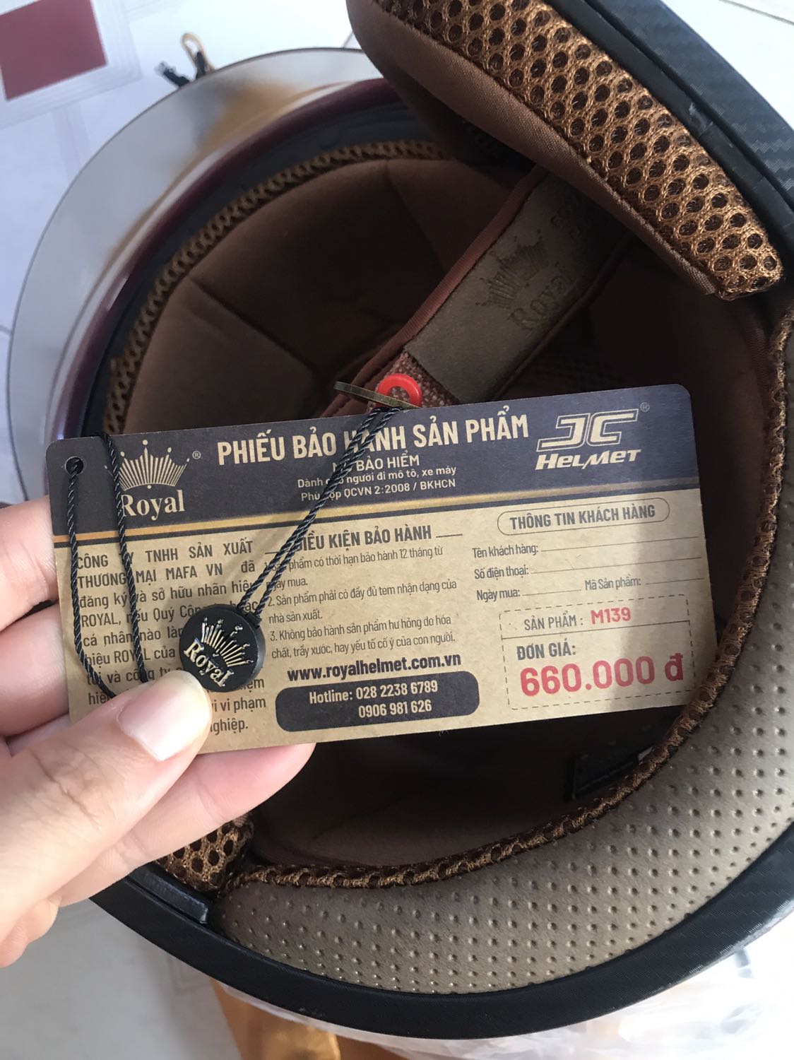 Giao hàng đúng tiến độ, shop có đóng gói chống nước cẩn thận. 
Chi tiết dập/in sắc nét, màu nón như hình, ra nắng ánh màu đẹp. 
[Cập nhật sau 4 tháng sử dụng] khối lượng nón ổn, đi lâu không bị nặng đầu. Chi tiết in dập trong nón vẫn còn sắc nét. Đệm nón lúc mới mua về: êm dày; nhưng tới thời điểm hiện tại nó bị xẹp. Rất không hài lòng. Bạn mình mua nón 3/4 bên chỗ khác, trước cả mình, nhưng nón vẫn giữ phong độ. Bển còn có chế độ vệ sinh nón miễn phí. Chung là sài ổn nhưng tiếc vì không tham khảo thêm vài chỗ.