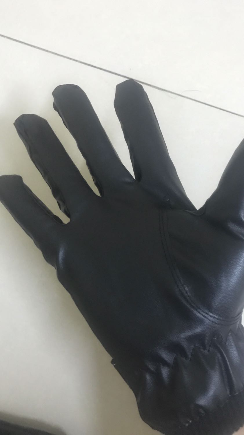 Găng tay đẹp, nhìn khá là ok. Dam mềm và sáng bên trong có lót lông đeo rất ấm. Đi mưa về lau cái là ok ko lo bị ướt. Sản phẩm đẹp và mình khá là ưng ý. Với giá khá là rẻ mà sản phẩm như vậy là mình thấy ưng lắm rồi. Cảm ơn shop.