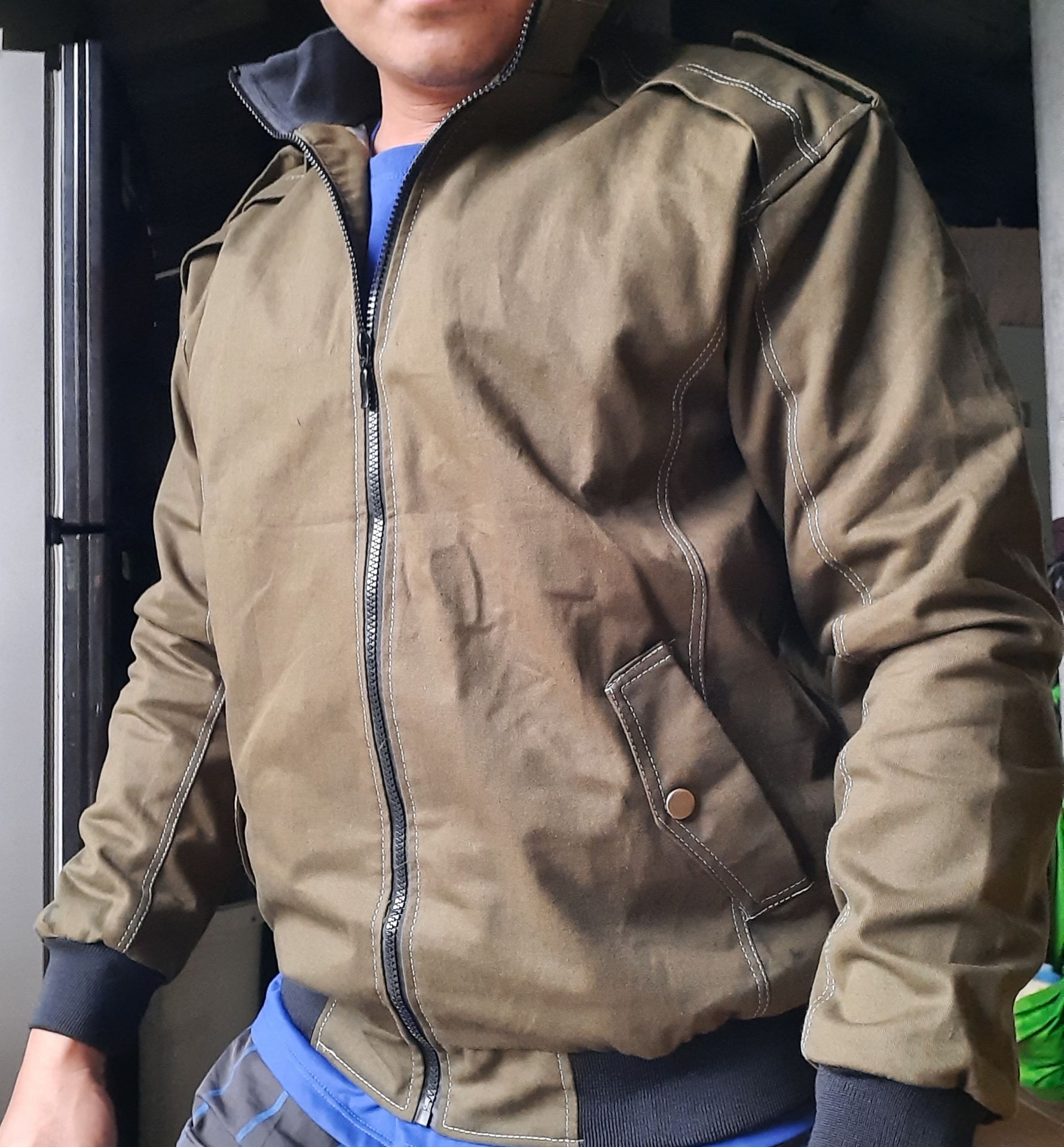 Áo đẹp so với tầm giá, từng đường kim mũi chỉ.
Có điều size hơi lệch, mình 70 kg mặc XL vào cảm giác hơi chậc, lưng và tay hơi ngắn. Và cũng chưa biết vải có mau phai màu không, xin đánh giá sản phẩm 4* 😃