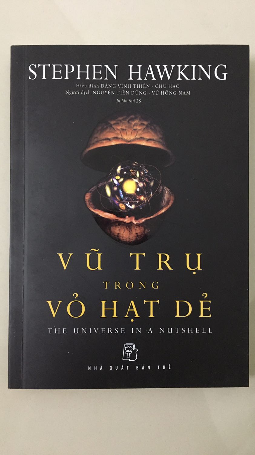 Sách bìa đẹp, giao hàng dự kiến thứ 4 mà thứ 2 đã có nhân viên liên hệ. Do hệ thống có vấn đề nên đặt trugf đơn nhưng được tiki hỗ trợ thu hồi và hoàn tiền rất nhanh chóng. Sách có vài trang bì cứng và màu ở giữa rất bắt mắt. Phần dịch của Vũ trụ trong vỏ hạt dẻ có vẻ thô và khô hơn cuốn Lược sử thời gian, khá trừu tượng. Đáng tiền. 5*