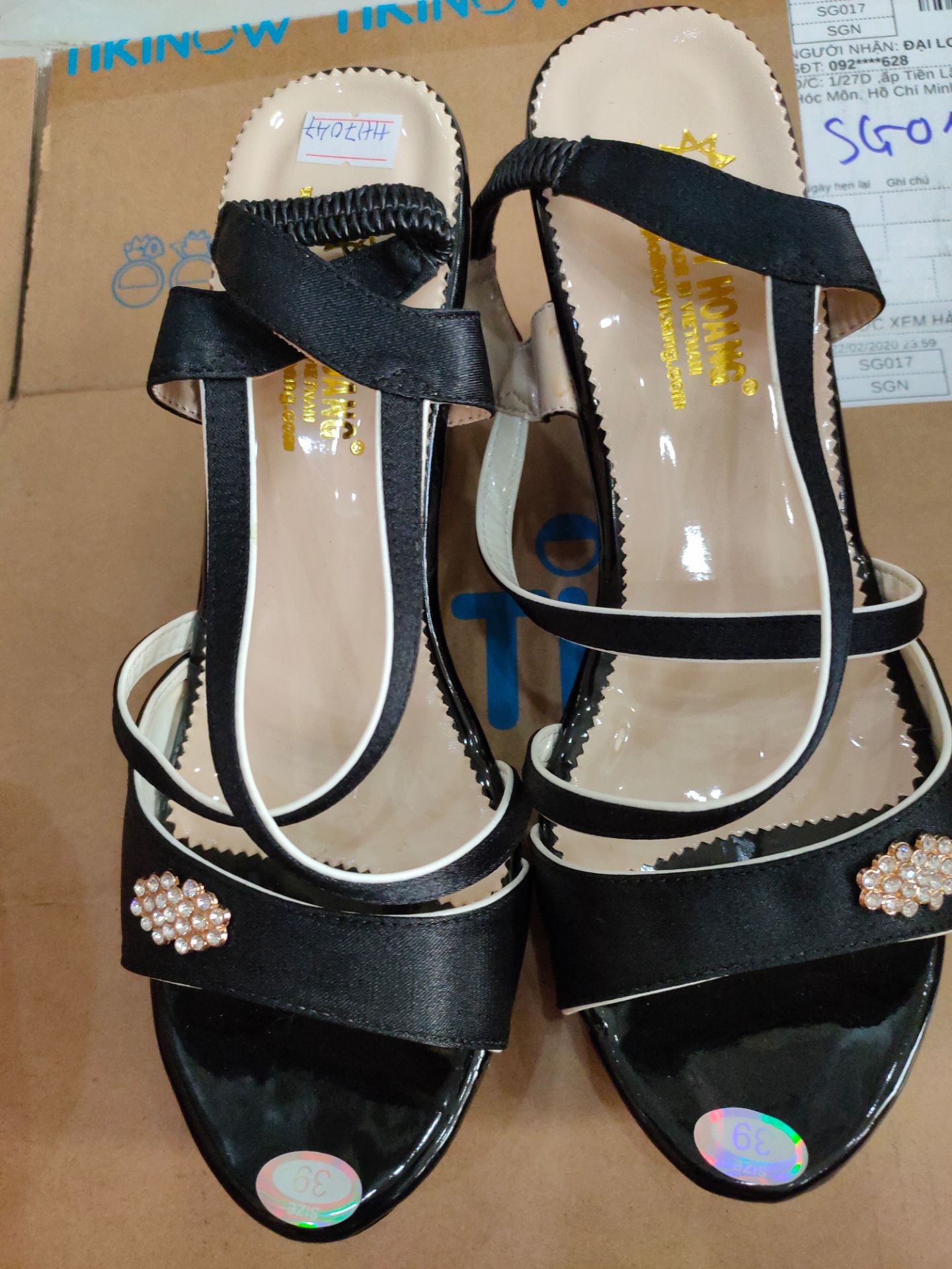 Giày đẹp, nhẹ, giao hàng nhanh....Rất đáng tiền....