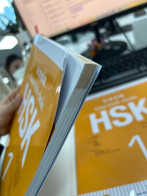 Shop xếp 1 quyển mới, 1 quyển cũ k có bọc