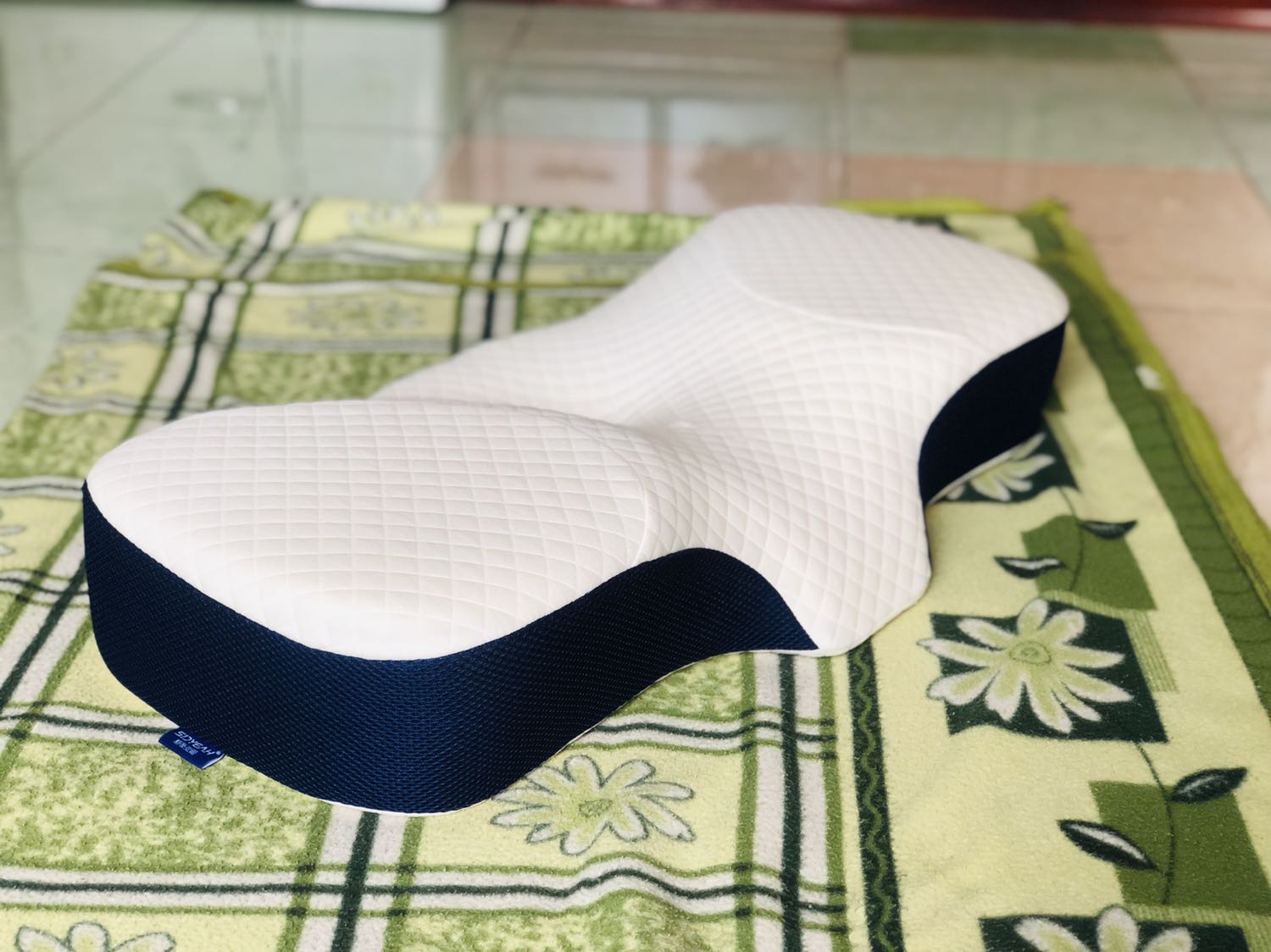 Gối chất liệu cao su non êm, nằm dễ chịu, nằm ngửa hay nghiêng người đều thoải mái. 

Có vấn đề là shop đóng gói hơi sơ sài, đóng gói vào túi nilon, sơ ý cái là rạch 1 đường vào vỏ gối, không còn đẹp nữa. Nên đóng vào hộp các tông cho chắc chắn.

* NÊN bán thêm vỏ gối thay thế, khi bị bẩn, còn có cái thay!!