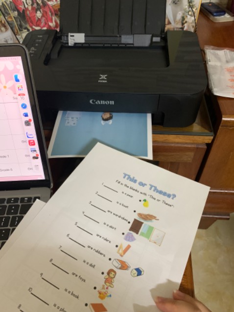 Mới nhận máy hôm nay *** luôn. Máy chạy êm. Mình tìm mãi một con máy tương thích Mac Air M1 và giá cả hợp lí. In nhanh, màu nét đẹp. Không phải cài đặt gì phức tạp, cắm dây vào là in thôi. Các bạn dùng Mac có thể tham khảo nhé. Hi vọng độ bền tốt để sử dụng được lâu dài.