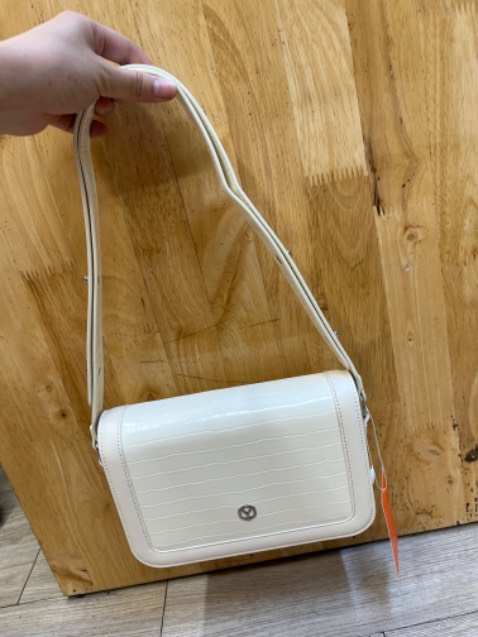 Túi sang trọng mang đi tiệc hợp lí hết sức luôn màu trắng nhìn đẹp form rất chuẩn mãi ủng hộ shop🥰