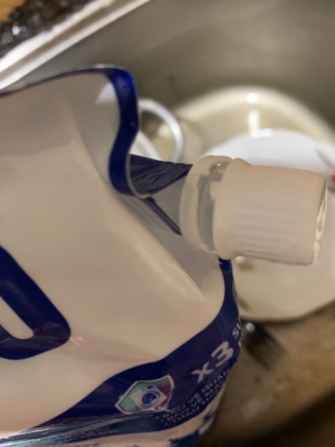 Không hiểu tại sao có thể giao hàng kiểu như vậy. Nhận hàng là hộp đã bị rách 1 góc. Đã vậy mở ra xài bông chảy lung tung. K hiểu vậy cũng giao đc cho khách. Đã vậy cái nắp còn có dấu bị mở nữa