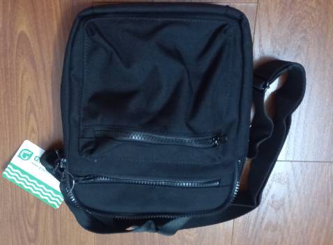 Túi nhỏ gọn mà nhiều ngăn, túi mới mở ra mà mùi thơm dễ chịu, đường may thì siêu chắc nè. Nhỏ xinh cho bé nhà mình đi học thêm nè.