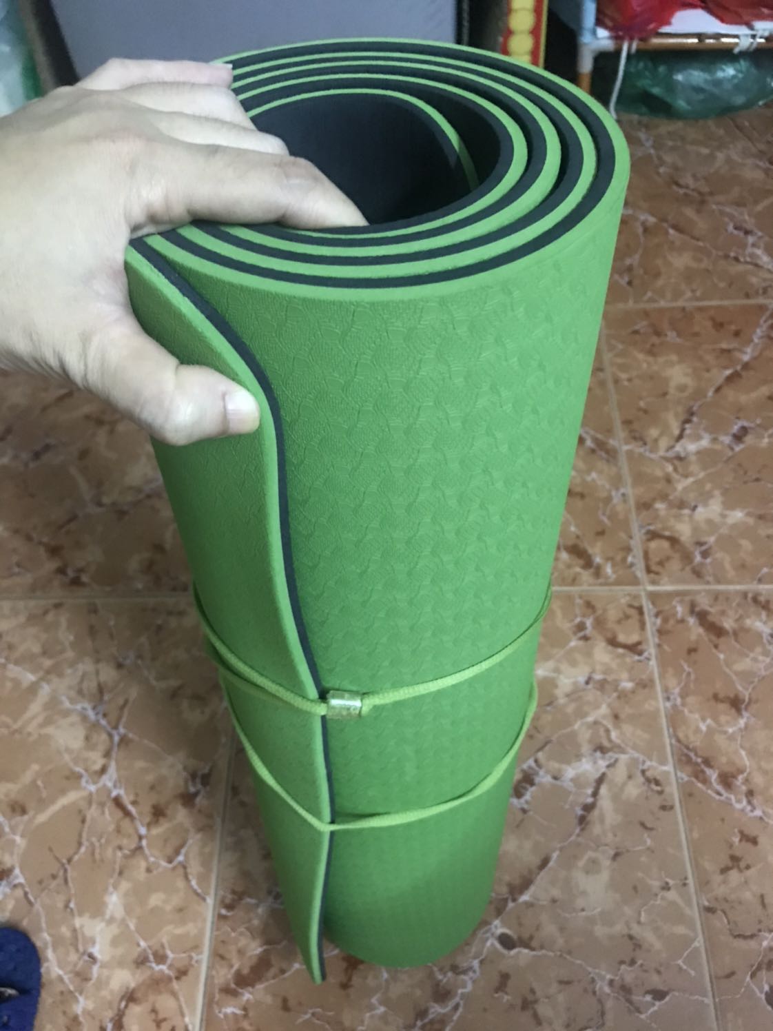 Ship nhanh, mình đặt loại 8mm, thảm êm lắm, hơi mùi cao su chút thôi. Shop còn có thư cảm ơn, name card, hàng công ty nên cảm thấy yên tâm. Cám ơn shop nhé! Mùa dịch tranh thủ tập giảm eo