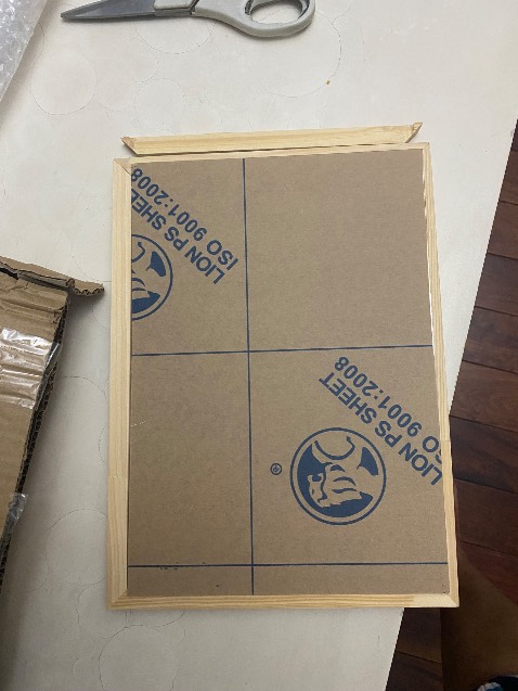 Khung hình gỗ không có kính, có 1 cạnh gỗ rơi ra, yêu cầu đổi lại hàng dùm