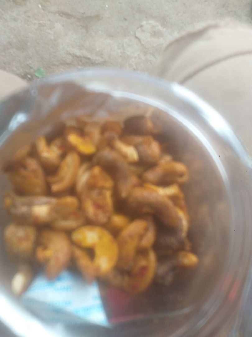 bán hạt điều mốc, tôi mới mở ra ăn bán hàng kiểu này ăn có ngày ngộ độc chết.đề nghị tiki xem lại những giang hàng kiểu này.tuy không có nhiêu tiền nhưng lần đầu tiên thấy mất uy tính quá