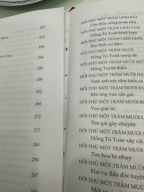 giấy rất xấu, mỏng, in nhoè và trang sau hằn lên trang trước rất khó đọc, gáy bung nhiều chỗ. Tôi nghi ngờ rằng đây là sách in lậu.