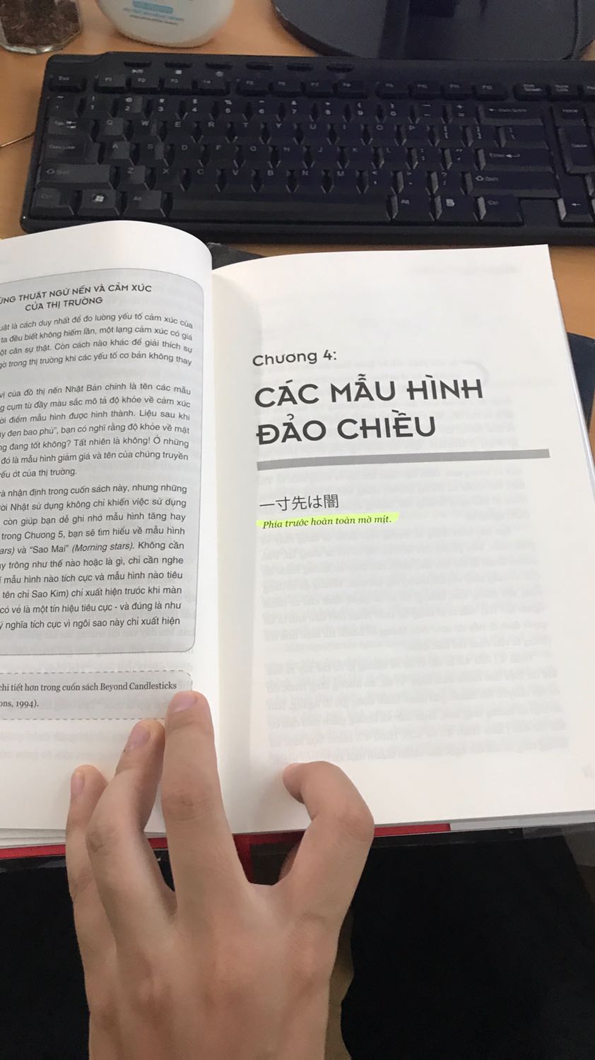 Sản phẩm rất đẹp. Chất liệu giấy tốt. 
Nội dung thật sự rất cơ bản. Ai đam mê trường phái Price Action nên đọc qua 1 lần để từ những ví dụ của tác giả nắm được ý nghĩa từng loại nến. Sách được dịch khá trơn chu. Mình rất hài lòng với quyển sách này. Mong mọi người đọc và thực hành nhiều để quen thuộc với các mẫu nến hay gặp trong đồ thị để từ đó đưa ra các chiến lược giao dịch phù hợp nhé. Chúc mọi nhà đầu tư đều thu được lợi nhuận.
