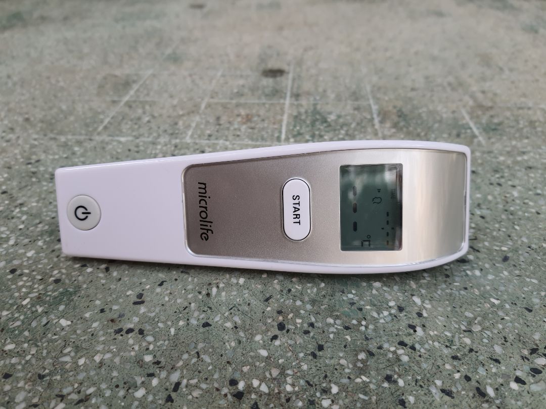 sản phẩm thấy đánh giá 5 sao nhiều nên mình chọn mua, mặc dù không quá nhiều tiền nhưng cũng không phải hàng rẻ tiền. thấy các bác sĩ có dùng nó để đo nhiệt độ nên yên tâm.
đẹp, dễ sử dụng.
một điểm chú ý nhỏ: khi các bạn muốn chuyển đổi độ C sang độ F (hoặc ngược lại) hãy ấn và giữ nút START (lúc này không mở nguồn nên nhé) và giữ vài giây. lúc đó máy sẽ đổi cho bạn.
tiki đóng gói tốt ,giao hàng nhanh mặc dù k dùng tiki now.
dịch bệnh ở Sài gòn như thế này thì nhiệt kế điện tử là thứ không thể thiếu