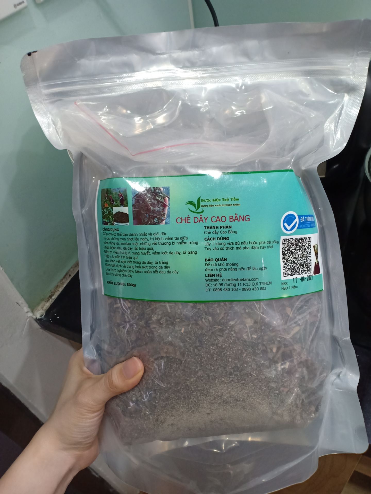 đóng gói bao bì cẩn thận, có 2 túi zip trong và ngoài. 
chè cũng khá sạch và thơm, vị của nó hơi chát và ngọt nhẹ, được cái uống vào cũng thấy êm bụng dạ hơn. Tuy nhiên chè dây cũng chỉ là thực phẩm hỗ trợ trị dạ dày thôi chứ không thể thay thế thuốc tây được.