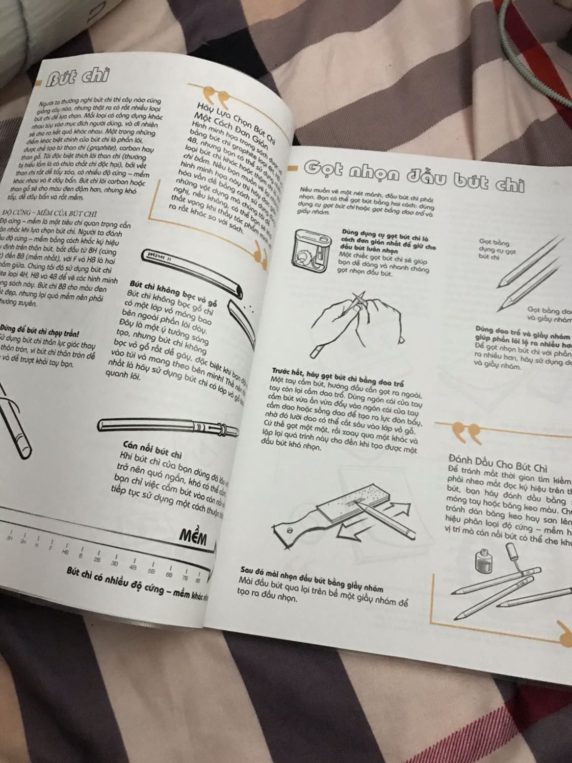 Sách quá trời đẹp luôn. Lúc xem mình tưởng sách khổ nhỏ như quyển vở nhưng nhận hàng thì sách to hơn. Giấy xịn rất đẹp và mịn, thấy hướng dẫn cũng khá chi tiết, hi vọng trình vẽ của mình sẽ khá hơn sau khi học từ quyển sách này. Mua sách trên tiki giá rất tốt chứ ra nhà sách mà thấy bán giá bìa  chắc mình quay xe luôn.