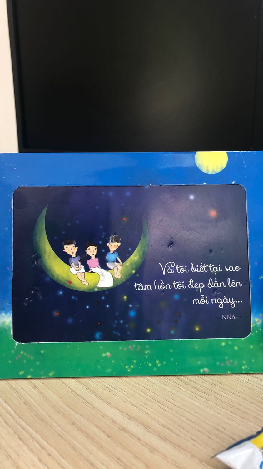 Mua sách còn được tặng kèm khung ảnh và nhiều quà nữa. Tuy thời gian giao hàng có chậm hơn 1 chút nhưng có gửi *** và tin nhắn nên ko sao. Bù lại có những món quà cực cute