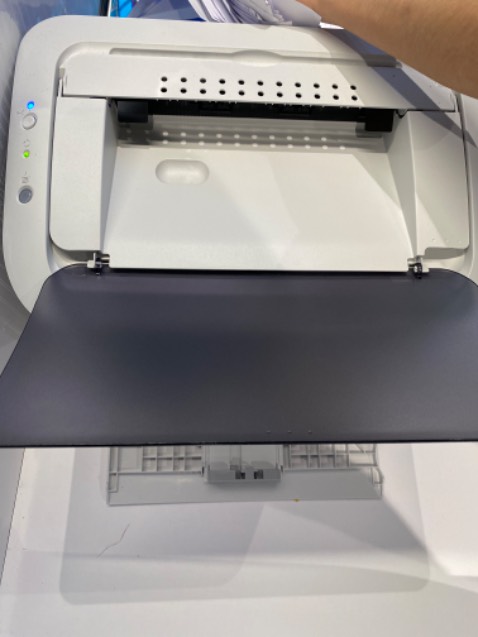 Không biết hộp mực mới thật không nhưng in ra nét mực rất mờ như gần hết mực.
Nhắn cho shop không trả lời.