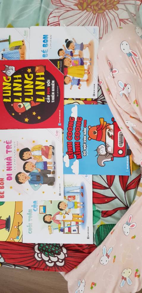 Tiki giao hàng nhanh, đóng gói đẹp đủ sách, tuy nhiên 3 quyển cảm nhận âm thanh thì không có song ngữ