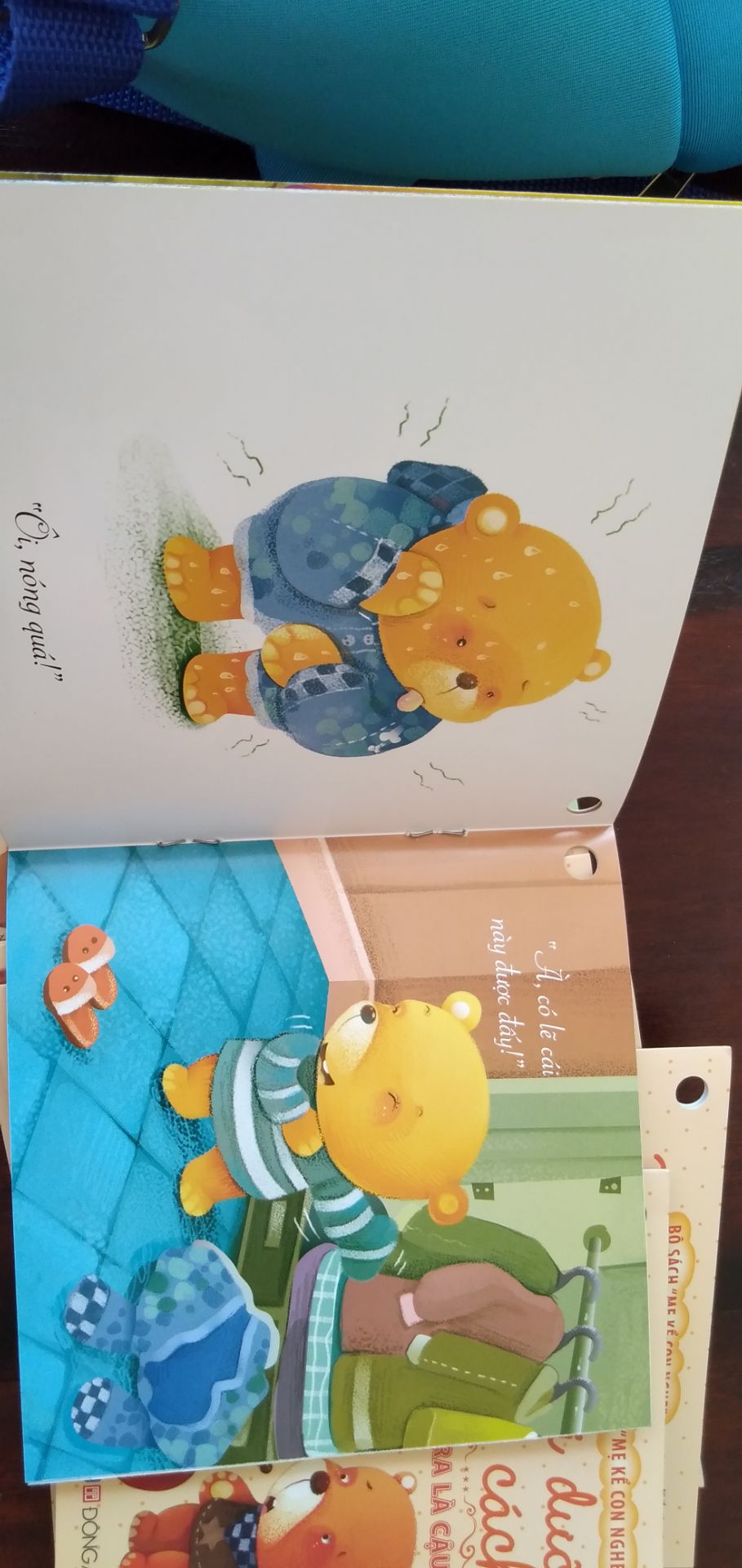 sách k quá dày cũng k mỏng quá, tuy nhiên mình vẫn sợ bé nhỏ tuổi sẽ làm rách, cháu mình mê lắm luôn