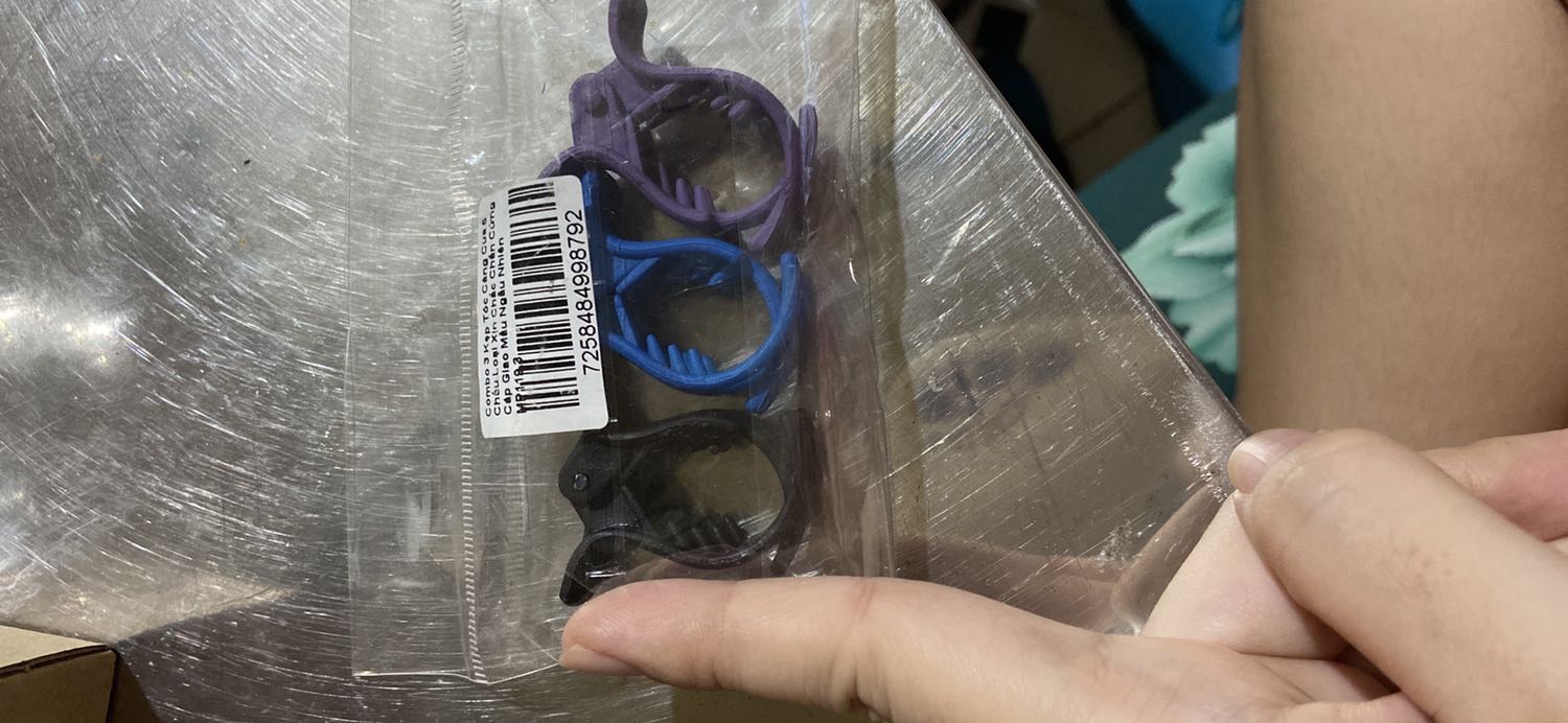 Mình nghĩ là kẹp tóc loại lớn nhưng ko ngờ là nhỏ xíu chưa bằng 2 đốt ngón tay. Không dùng được. Không có thông tin rõ ràng về kích thước sản phẩm. Mình nghĩ là kẹp tóc loại lớn nhưng ko ngờ là nhỏ xíu chưa bằng 2 đốt ngón tay. Không dùng được. Không có thông tin rõ ràng về kích thước sản phẩm.