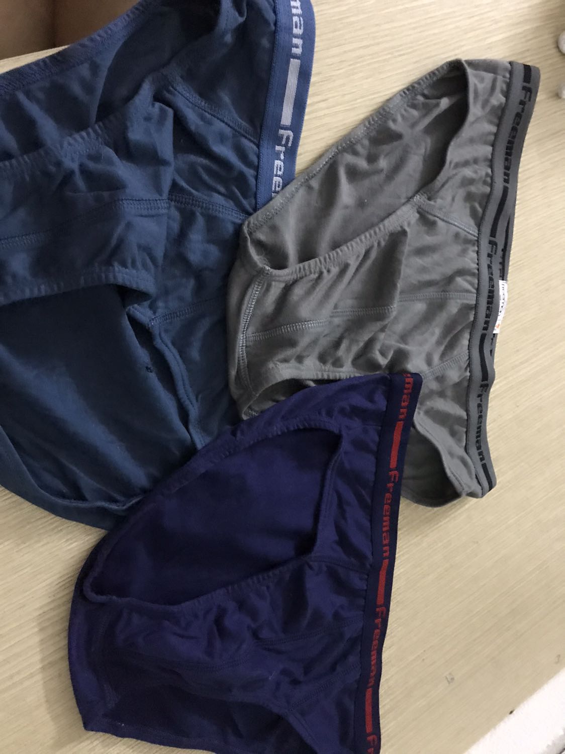 Không hài lòng chút nào. 
Hay mua sản phẩm của Freeman nhưng sản phẩm này chật và bé so với bảng quy đổi cỡ quá. Bình thường mua size L là mặc thoải mái nhưng quần này Mua size L mà mặc như size M vậy. 
Nên ai mua thì nên mua tăng thêm 1 cỡ.