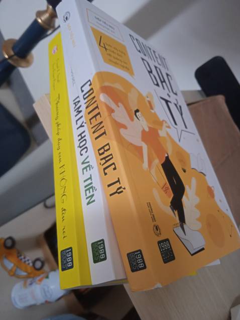 Sản phẩm giao từ hà nội mà shop chỉ bọc cái bao thôi ko phải để trong hộp nên nó bị mớp, sách cũng ko bọc màng co, sách có 1 cuốn bị dính dơ mà bôi ko được nữa