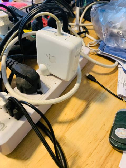 Ổ cắm tốt - nhựa dày và chắc - bền chứ ko giòn như mấy ổ cắm mua bên ngoài - dây đồng dày,dây cắm dài 2m nên khá thoải mái. ổ dài 3 ngăn, 4 cái lỗ cắm usb ok - sạc điện thoại được. nói chung khá hài lòng, dùng chưa biết bền đến bao giờ, nhưng như này nhận hàng thì ưng rồi!!