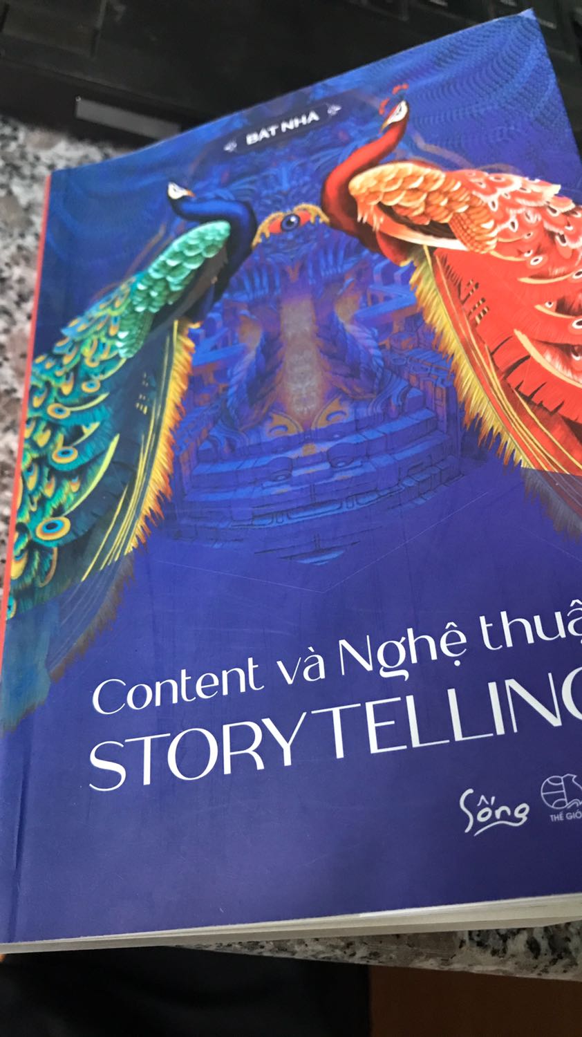 Mới đọc đến trang 41 nhưng tôi cực thích lối viết, câu từ và các ví dụ. Một phương pháp viết content marketing mới mà tôi được biết, được học trong sách! Tạm thời tặng cho sách 9 sao