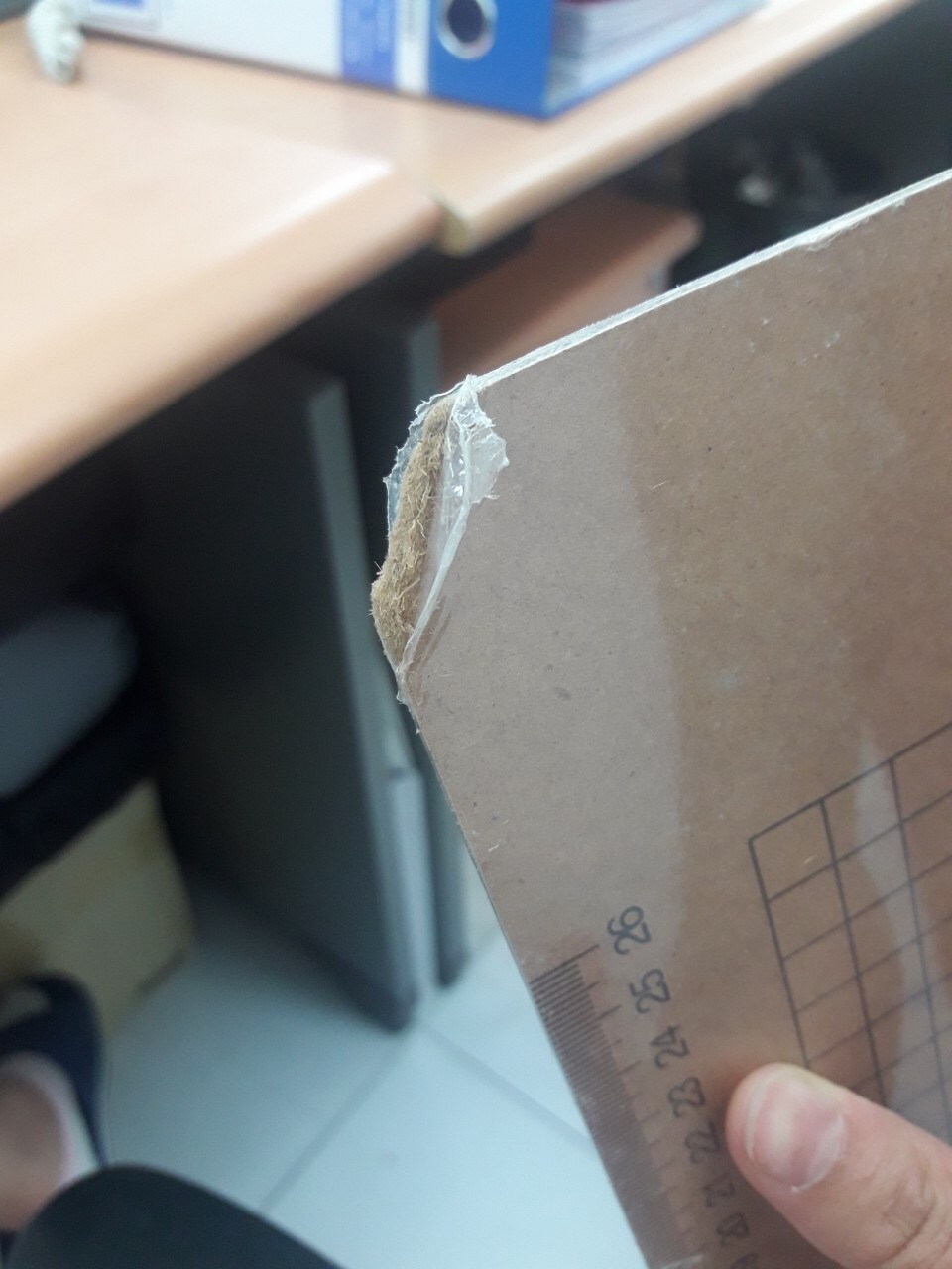 Giao hàng nhanh hơn so với Thông báo Nhưng chất lượng sản phẩm lại không tốt, không đẹp như hình.
1. Hàng bị vỡ mép như hình ảnh, hàng tồn đã lâu, lớp màng bọc bong chóc, nhơm nhở.
2. Chỗ thanh kẹp bị rỉ sét, mất 1 bên cao su bọc như hình ảnh đính kèm.
3. đề nghị shop gửi hàng đổi trả lại và các lần giao hàng sau Giao hàng yêu cầu đúng như hình.