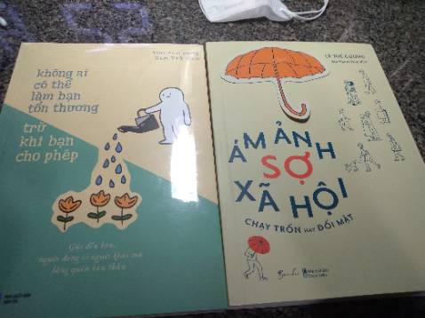 Sách ám ảnh sợ xã hội  không có nilon bọc bên ngoài nên độ hoàn thiện không ổn hơi bị mố một tý nhưng mình bị khó tính với mấy vết đó và hơi bị lệch gáy nên chỉ cho 4 sao còn lại thì có nilon bọc nên sách không bị làm sao 
Nội dung sách thì ok chưa đọc xong nên k đánh giá rõ