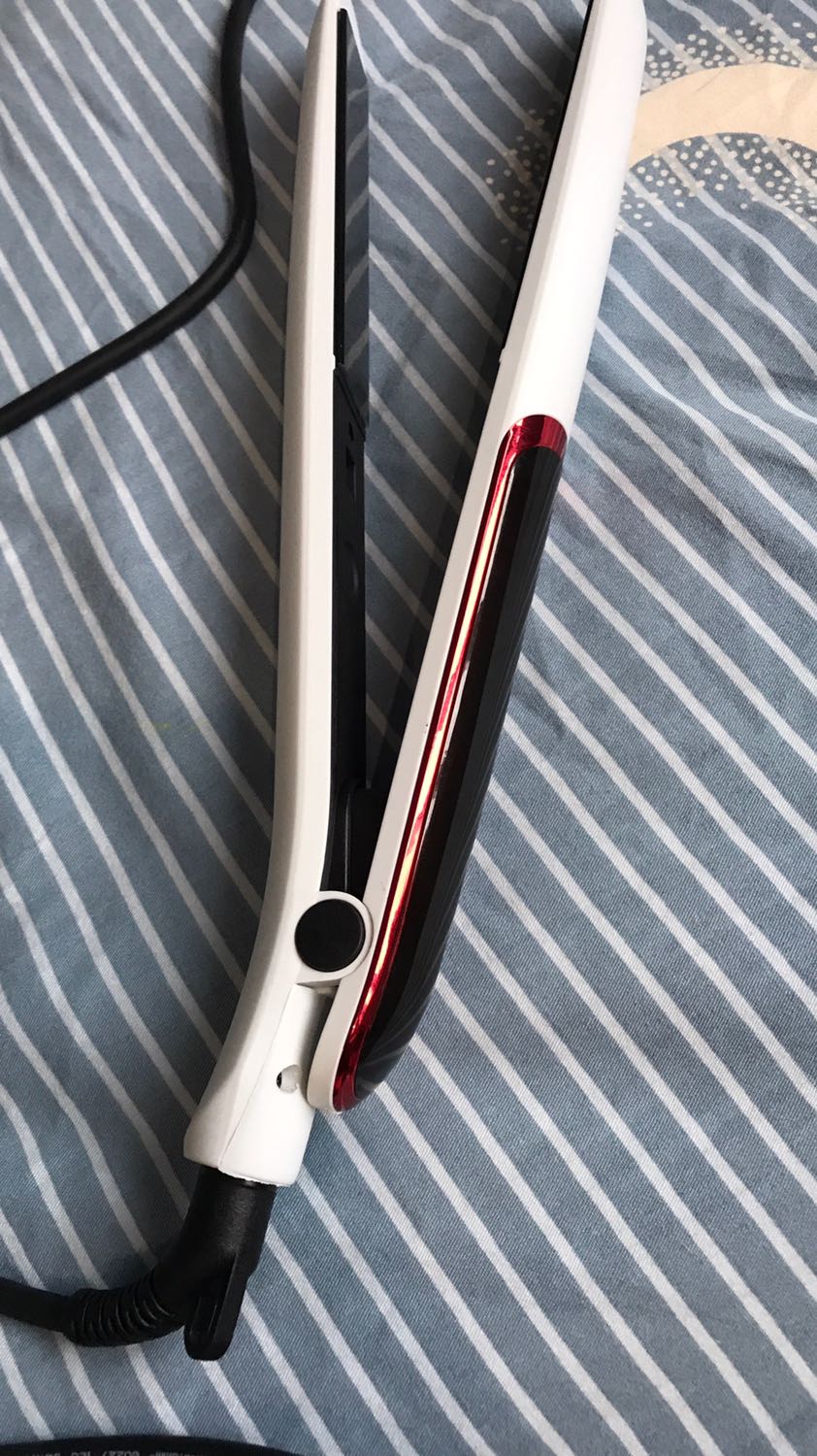 Máy khá ổn so vs giá tiền mình rất ưng nhưng mà kẹp vô tóc hơi khô tóc với lại cầm ngây cái đầu nó hơi nóng xíu còn chất lượng thì dùng lâu mới bt đc 😁😁