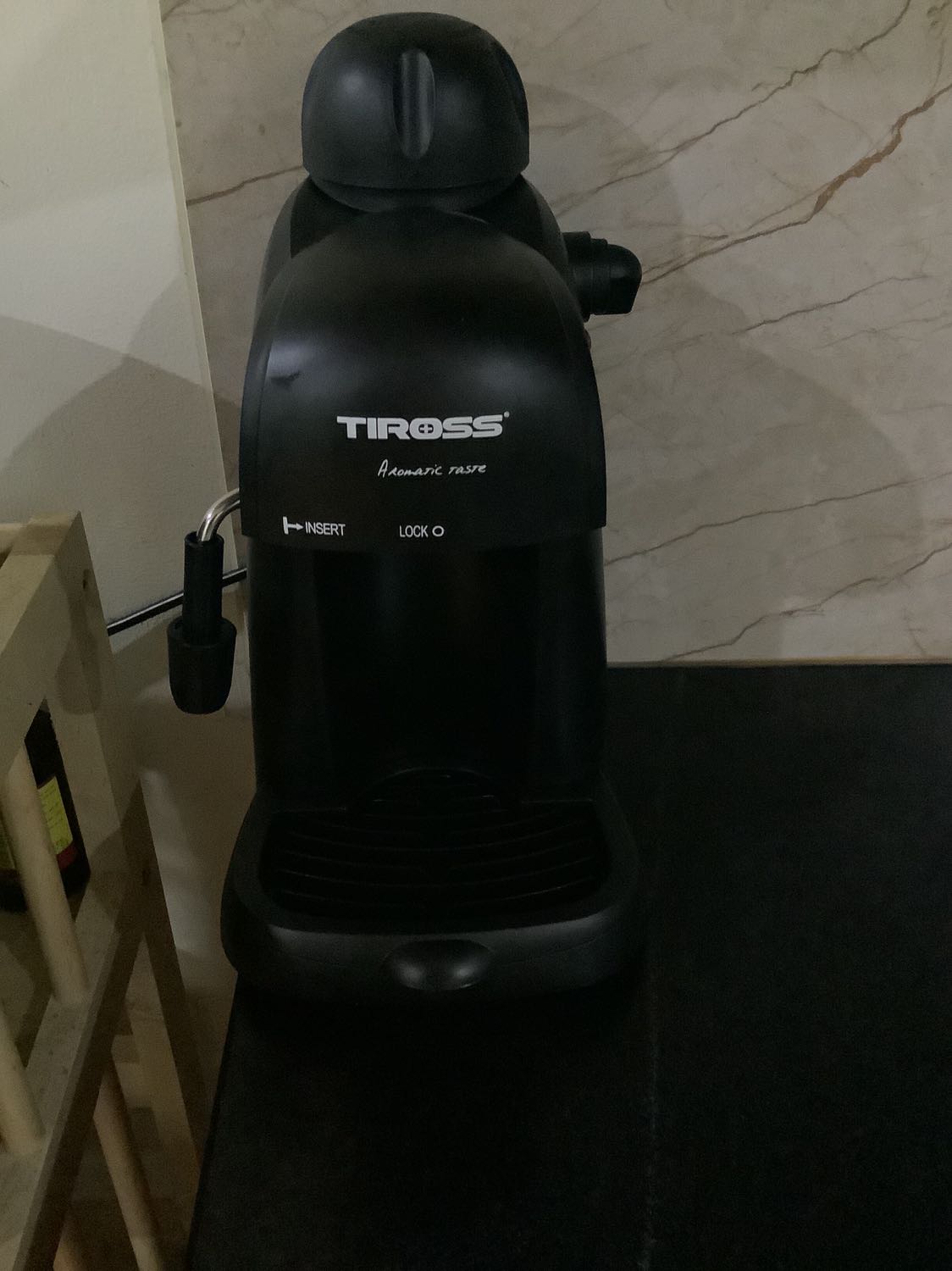 Chán đời bà nhân viên giao hàng , hàng rõ ràng là đồ điện mà bà ta vứt xuống đất .xuống đến nơi hỏi hàng ế đâu thì cũng chả bảo gì , mình nhìn thẤY HÀNG DƯỚI ĐẤT R TỰ NHẶT LÊN. Hỏi thì chị Ý bảo cách li dãn cách 2 m ?.hỏi của e bao nhiêu thì có ý bảo ơi trên hộp , tự nhìn hộ cái .... rồi có ý quay ra vứt tiếp hàng của những khách khác x đất . Dịch thì dịch , nếu có sợ lấy thì cứ nghỉ luôn ở nhà đi chứ , đi giao hàng mà thái độ thế chả nhẽ lại bom mẹ nó hàng đi ??