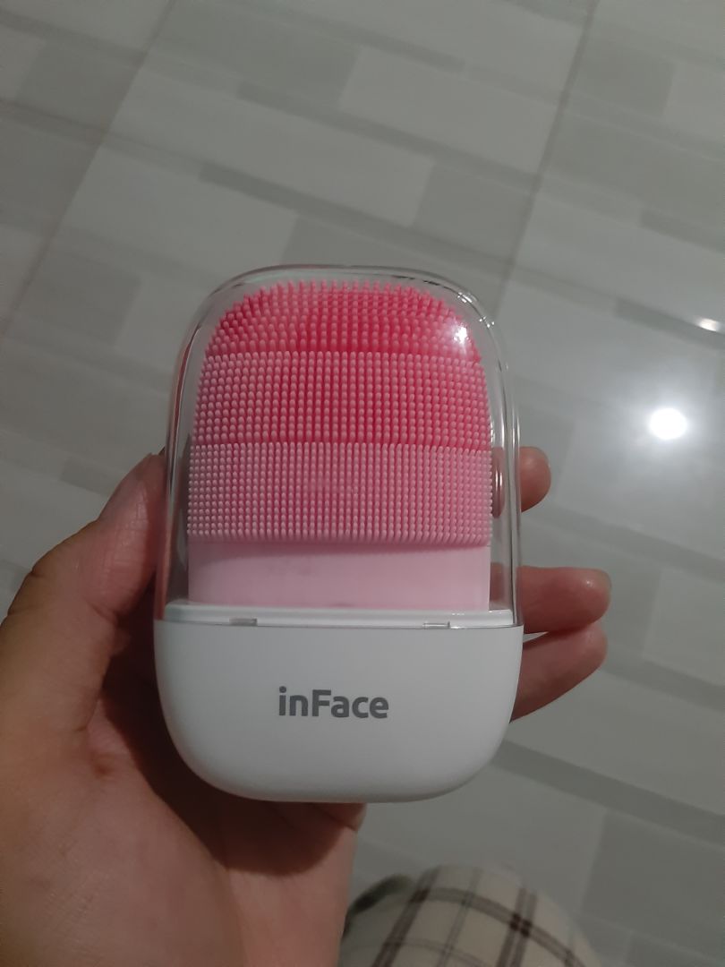 với riêng mình cảm thấy máy rung v cũng hợp lí có 3 mức độ rung.lúc rửa mặt mình cũng chỉ sài mức 1.chỉ thấy mùi của máy hơi khó chịu,nhưng mình chấp nhận dc, với mình gai của nó mềm lắm vì đây là máy đầu tiên mình dùng nên cũng k biết là nó siêu mềm k.giá ổn nữa,nếu muốn thử m.n hãy mua thử dòng máy này,hợp cho học sinh như mình nữa.mình nghĩ dùng nó rửa mặt (rồi vệ sinh nó kĩ lại) sẽ sạch hơn rửa mặt bằng tay vì đôi lúc chúng ta rửa mặt mà quên vệ sinh tay trước?